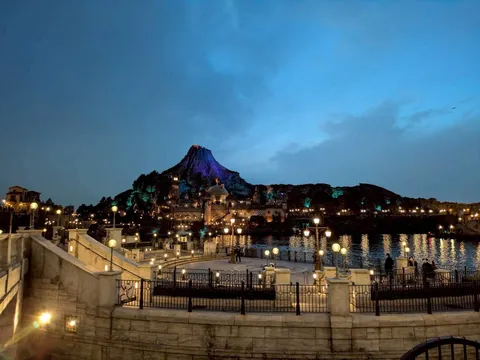 夜景に映る灯と山影