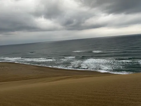 灰色の空と静かな波打ち際