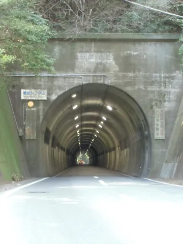 椿坂トンネル、奥行きの風景