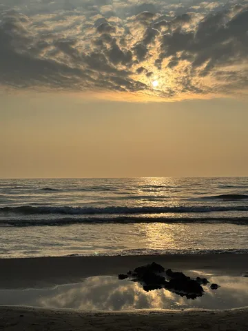 静寂に包まれた砂浜の夕暮れ