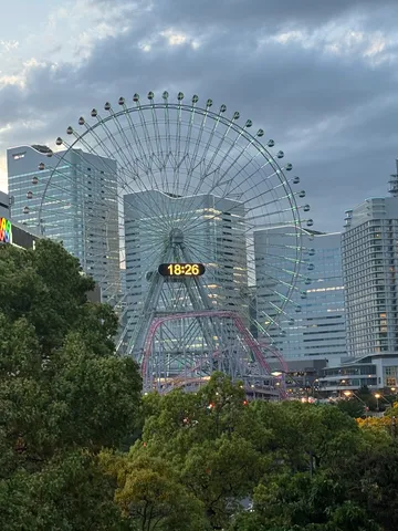 都会の夕景、時を告げる観覧車