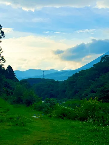 山並みに溶け込む静かな自然