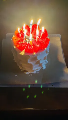いちごのショートケーキと揺らめく炎