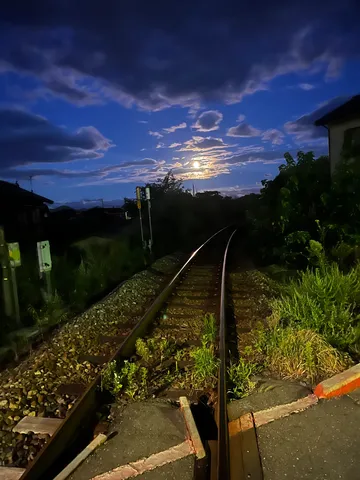 月夜の線路、物語の始まり
