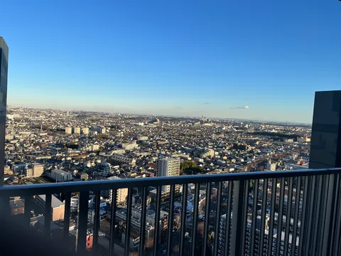 広がる街並み、晴れやかな空