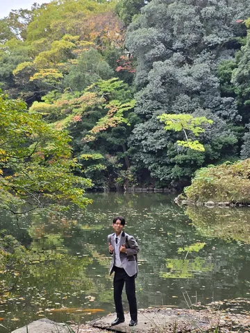 池と秋色の森、青春の1ページ