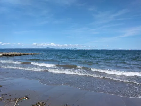 静かに波打つ青い海