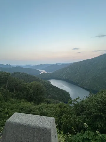 夕暮れ峡流の静寂