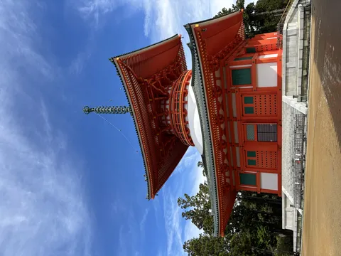 空にそびえる朱の建築美