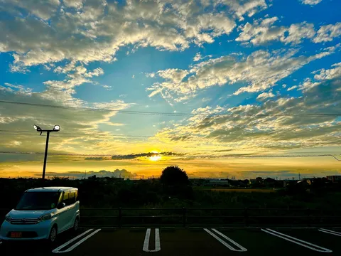 雲と空、そして街の夕暮れ
