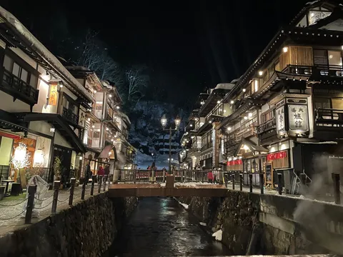 雪を抱く灯りの路地
