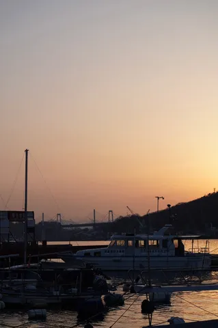 夕暮れ港の穏やかな時間