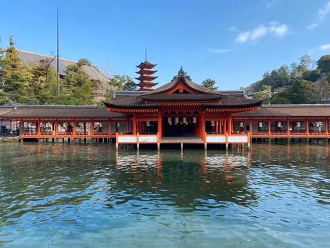水上に浮かぶ朱の情景