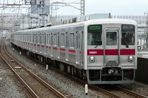 夕暮れの銀色列車