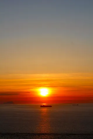 夕陽と静かな海の記憶