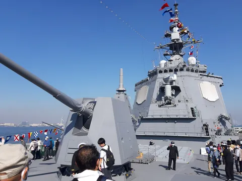 青空に映える巨砲、船上の叙景