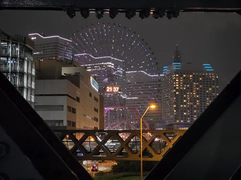 骨組み越しの夜景