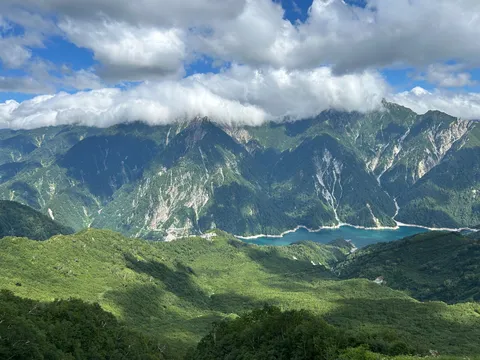 雲海に抱かれる天空の湖