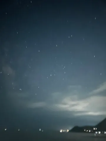 星降る夜の海辺