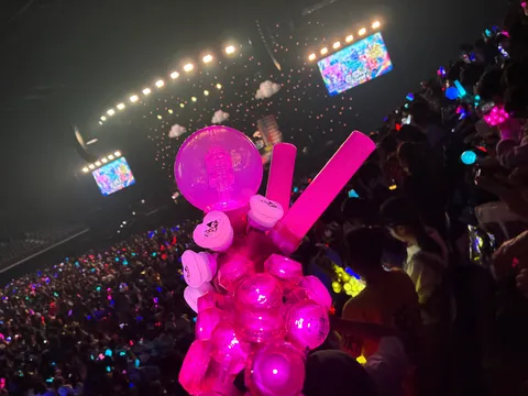 光る花束が主役の夜