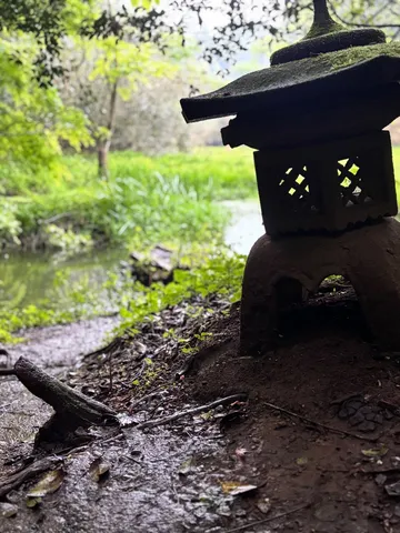 静寂の庭園、苔むす灯籠