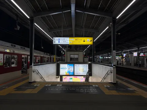 深夜の駅、光と影の交差点