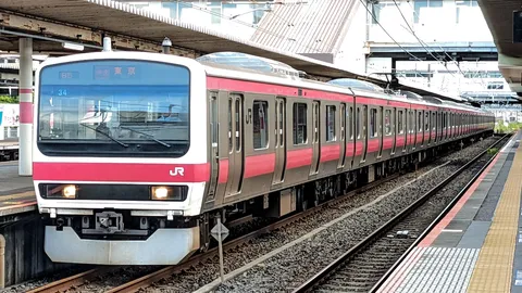 東京行きの電車、力強い赤が映える