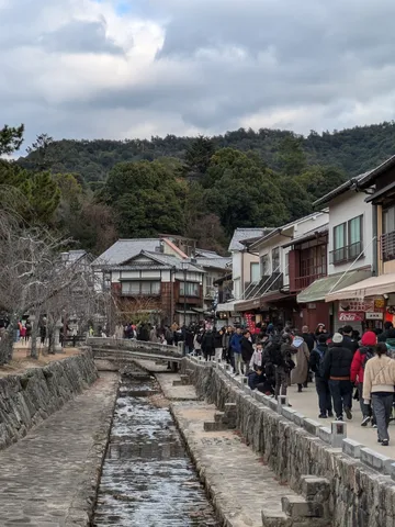 古都の風情、水辺の小道