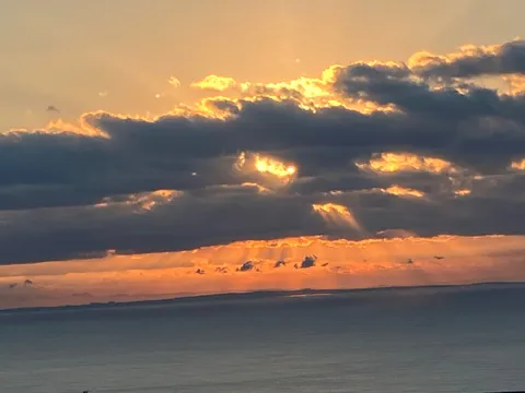 雲間から差し込む光の道