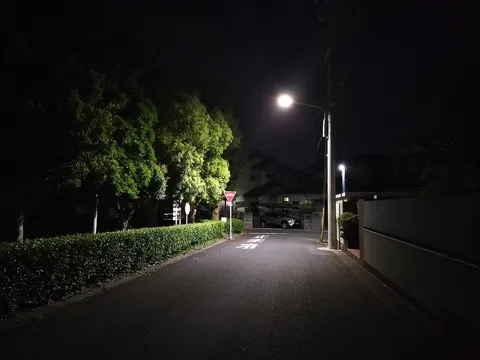 夜の街路に灯る静けさ