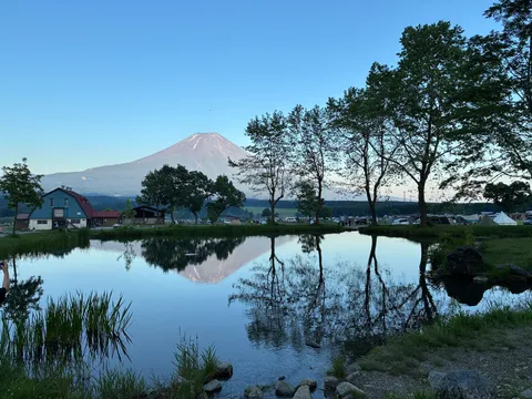 水鏡に写る、雄大な山の息吹