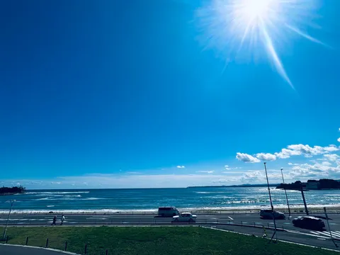 夏の海へ続く光の道