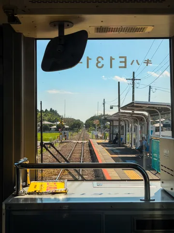 列車窓から見た、夏の日の停車場