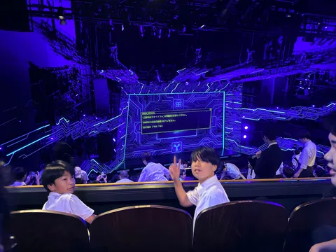 近未来的なステージに立つ少年たち
