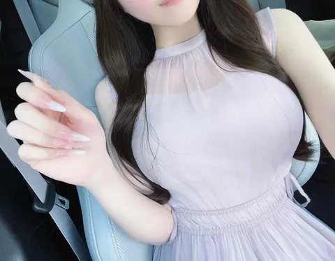 透ける質感と指先の造形