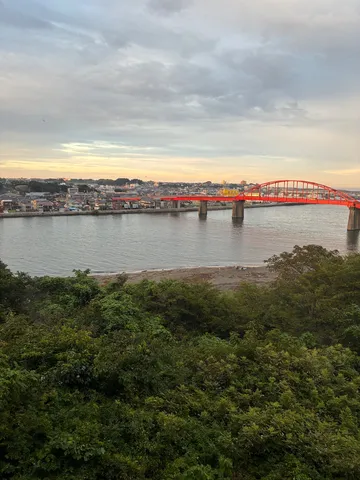 夕暮れの赤い橋と静かな街並み