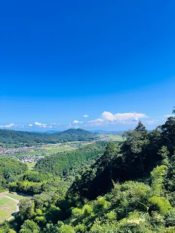緑深き山間の集落と空