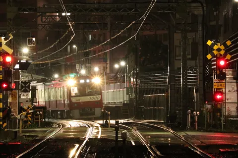雨夜の鉄道、光の交差点
