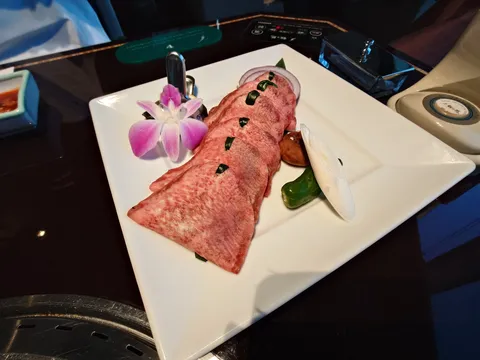盛り付けが美しい牛タンの一皿