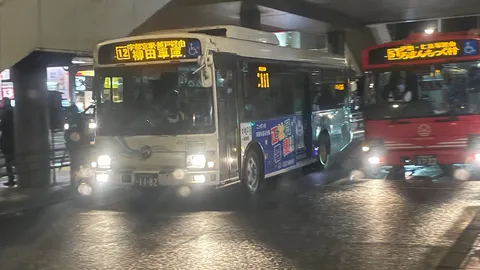 雨夜のバス停、出会いと別れ