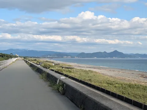 海沿いの道、どこまでも続く青