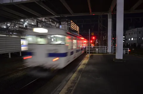 疾走する夜の電車