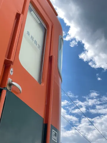 空と列車、日常の一コマ
