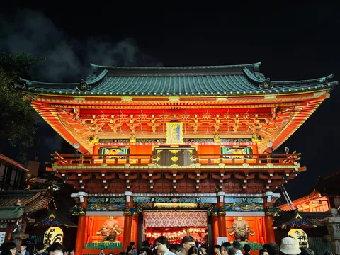 夜を彩る鮮やかな朱