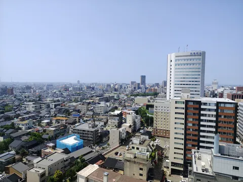 青空と街並み、穏やかな日常