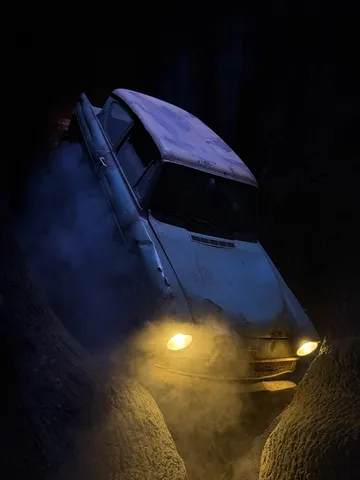 暗闇に光る、不気味な車