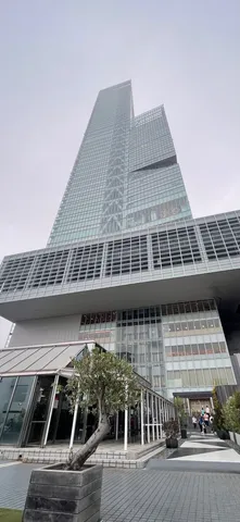 都会にそびえるガラスの建築
