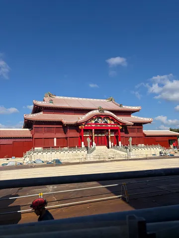 赤瓦と青空の宮殿風景