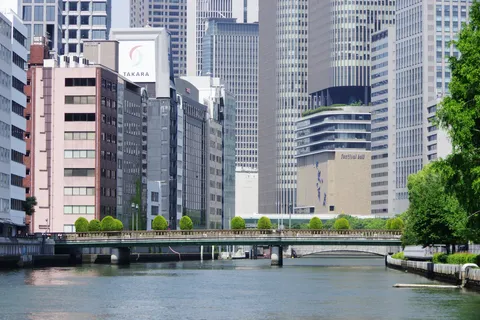 水辺に映える都会の風景