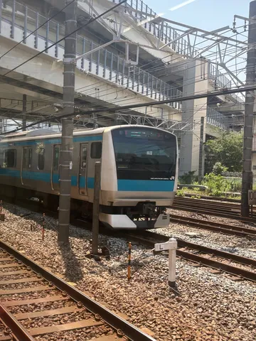 青と鉄路が紡ぐ朝の瞬間